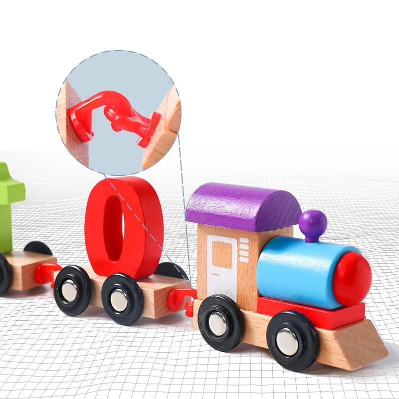 Digitales Zugspielzeug aus Holz