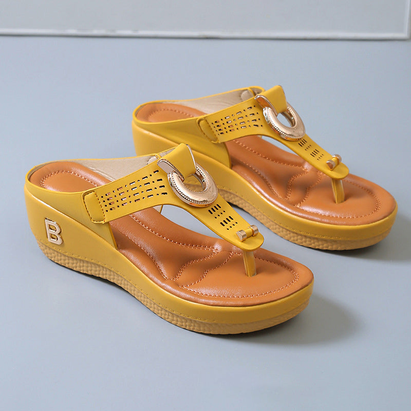 Trendige Strandsandalen für den Sommer