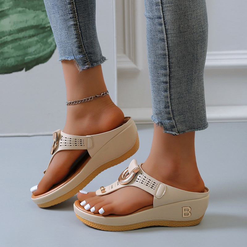 Trendige Strandsandalen für den Sommer
