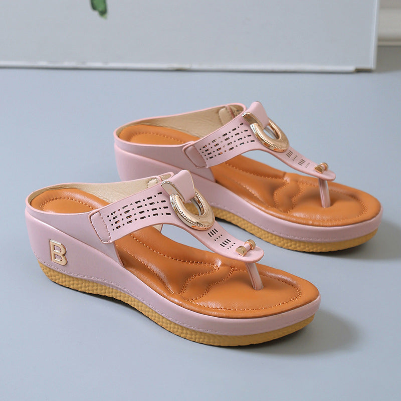 Trendige Strandsandalen für den Sommer